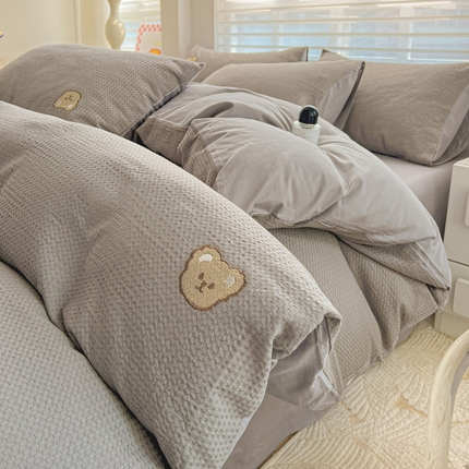 91家纺网 家纺一手货源 找家纺 （总）静家居 2025新款全棉纯棉华夫格北欧小熊刺绣四件套系列-风格一