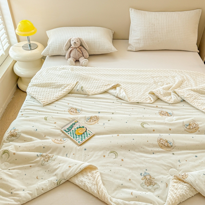 91家纺网 家纺一手货源 找家纺 米可 2025新款A类凉感丝冰豆豆夏凉被 月亮兔-米色