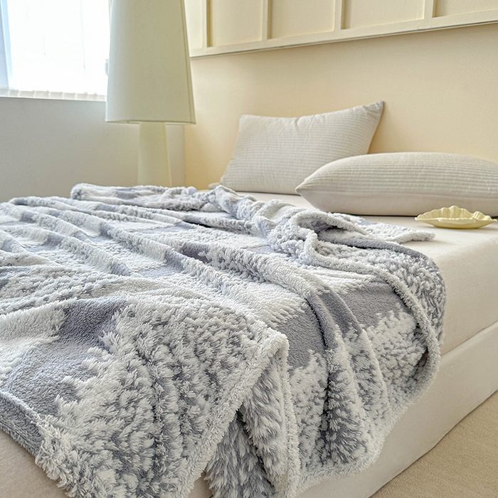 91家纺网 家纺一手货源 找家纺 枋梢家纺 2025新款ins风条纹阳离子提花保暖毛毯 静灰