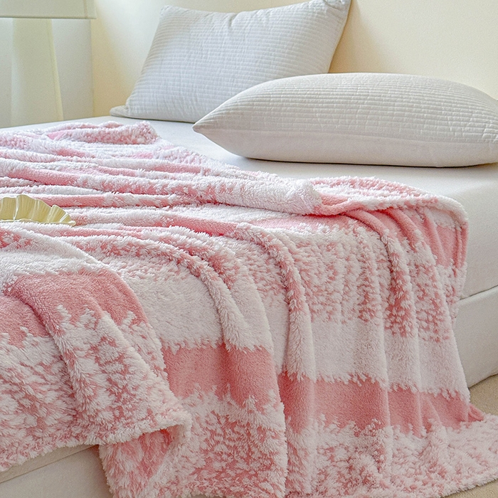 91家纺网 家纺一手货源 找家纺 枋梢家纺 2025新款ins风条纹阳离子提花保暖毛毯 樱粉