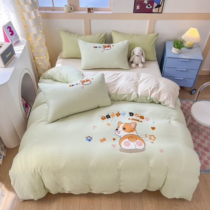 91家纺网 家纺一手货源 找家纺 青螺家纺 2025春夏新款云朵棉毛巾绣卡通可爱三件套四件套学生套件 萌柯基 浅米绿