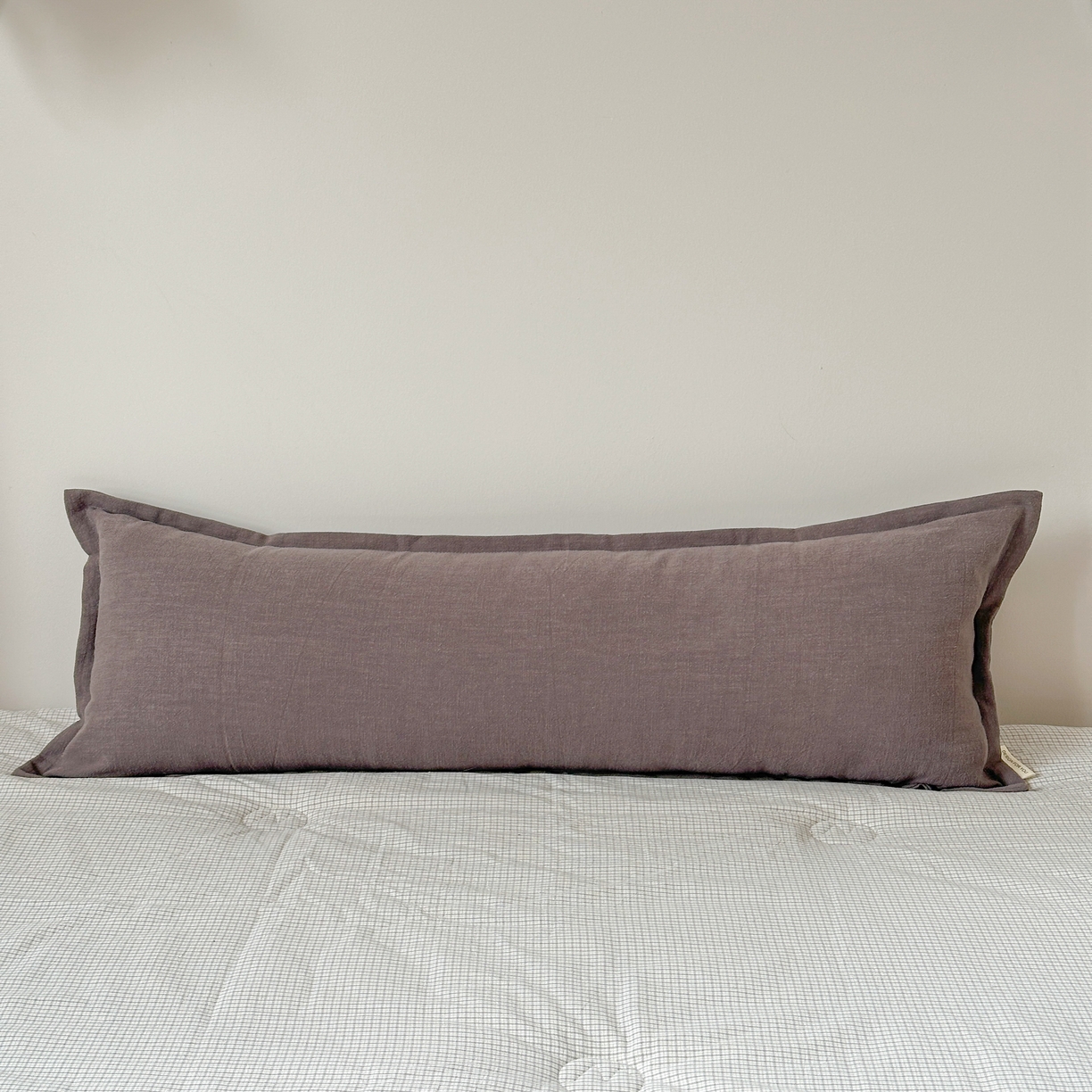 91家纺网 家纺一手货源 找家纺 美茉家居 2025新款棉麻宽边长枕 月影灰