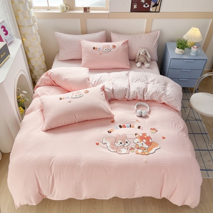 91家纺网 家纺一手货源 找家纺 青螺家纺 2025春夏新款云朵棉毛巾绣卡通可爱三件套四件套学生套件 松鼠MM 粉小格