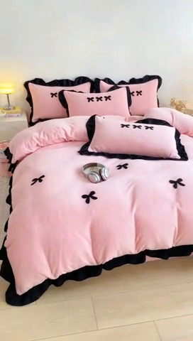 91家纺网 家纺一手货源 找家纺 梦莱斯2025新款黑边绣花牛奶绒四件套 蝴蝶结-粉