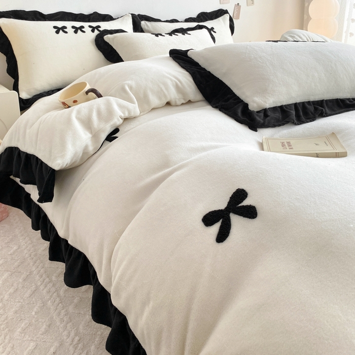 91家纺网 家纺一手货源 找家纺 梦莱斯2025新款黑边绣花牛奶绒四件套 蝴蝶结-白