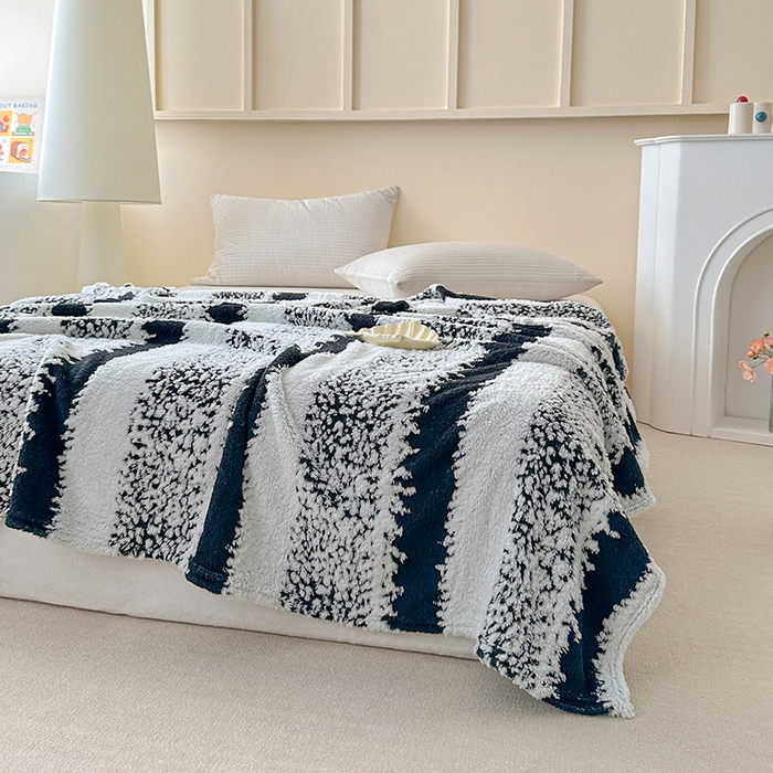 91家纺网 家纺一手货源 找家纺 枋梢家纺 2025新款ins风条纹阳离子提花保暖毛毯 墨白
