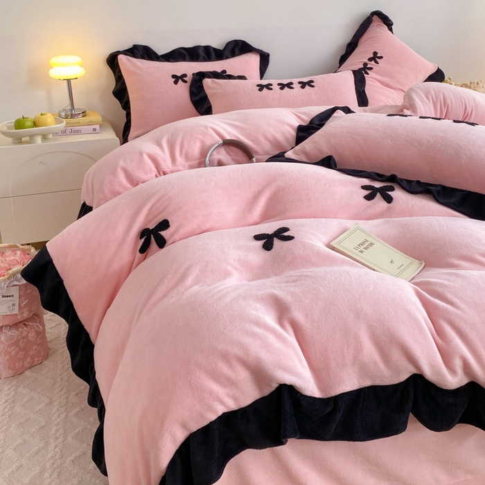 91家纺网 家纺一手货源 找家纺 梦莱斯2025新款黑边绣花牛奶绒四件套 蝴蝶结-粉