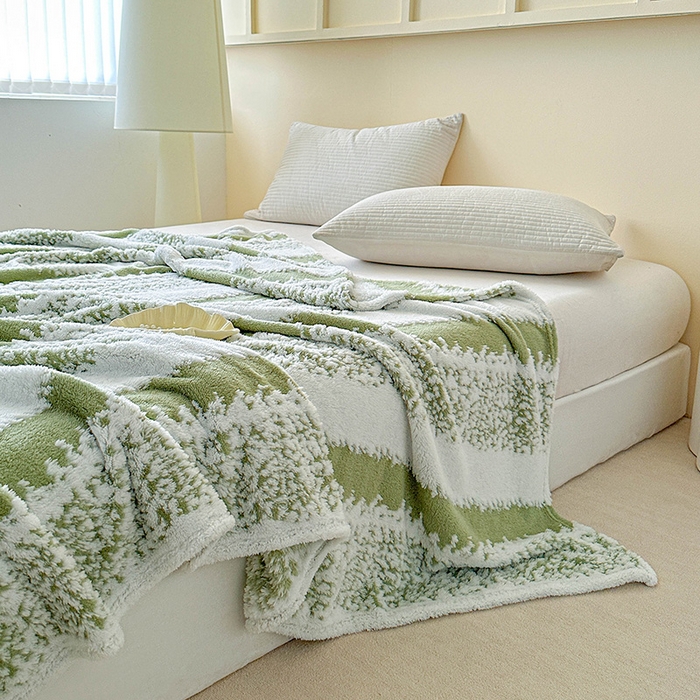 91家纺网 家纺一手货源 找家纺 枋梢家纺 2025新款ins风条纹阳离子提花保暖毛毯 绿影