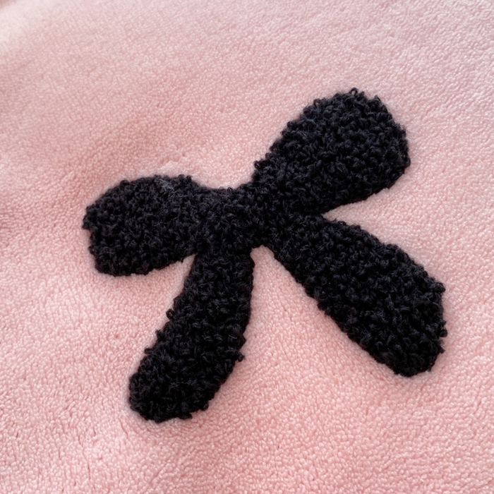 91家纺网 家纺一手货源 找家纺 梦莱斯2025新款黑边绣花牛奶绒四件套 蝴蝶结-粉