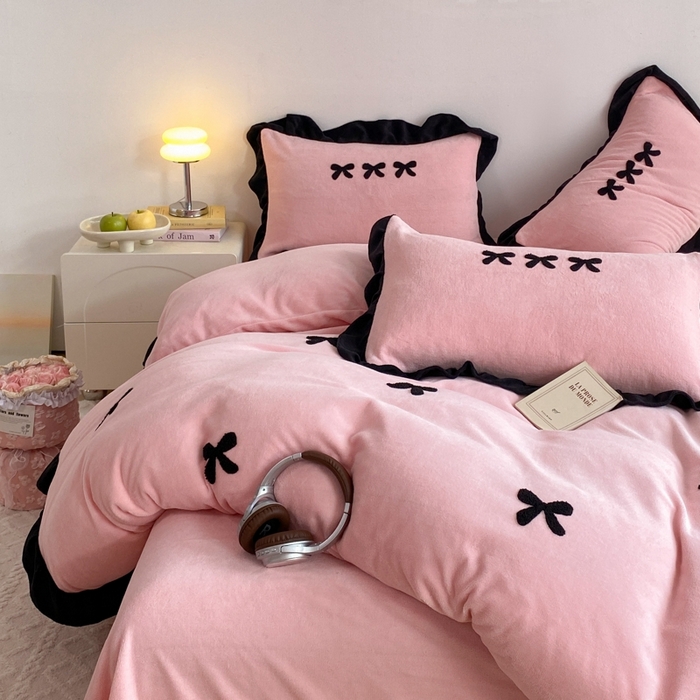 91家纺网 家纺一手货源 找家纺 梦莱斯2025新款黑边绣花牛奶绒四件套 蝴蝶结-粉