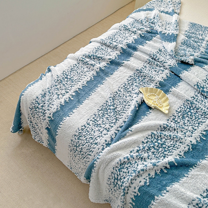 91家纺网 家纺一手货源 找家纺 枋梢家纺 2025新款ins风条纹阳离子提花保暖毛毯 蓝韵