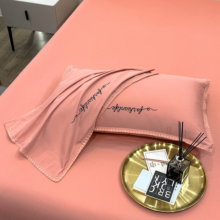 91家纺网 家纺一手货源 找家纺 2025新款13374全棉母婴级贝壳绣宽边枕套纯色刺绣三角针四件套全棉贡缎新疆长绒字母款 贝壳绣-奶油粉