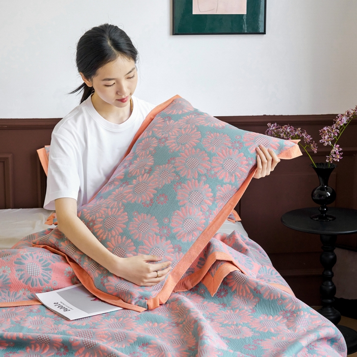 91家纺网 家纺一手货源 找家纺 （总）棠薇家纺  2025新款全棉彩纱双层纱夏被三层纱多功能毛巾被纱布毯细纱床盖 葵园豆沙