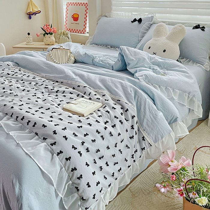 91家纺网 家纺一手货源 找家纺 梦之岛 2025新款韩版蝴蝶蕾丝水洗棉毛巾绣四件套 蝴蝶夏被-蓝