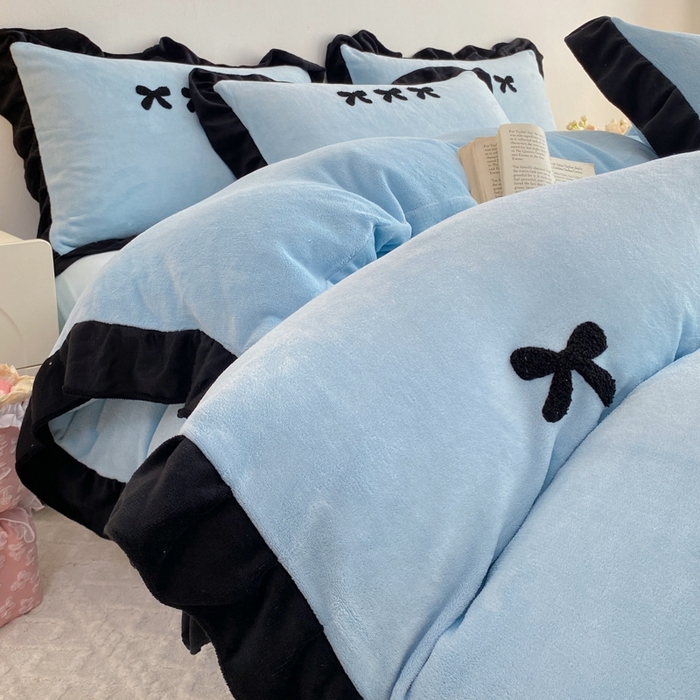 91家纺网 家纺一手货源 找家纺 梦莱斯2025新款黑边绣花牛奶绒四件套 蝴蝶结-蓝