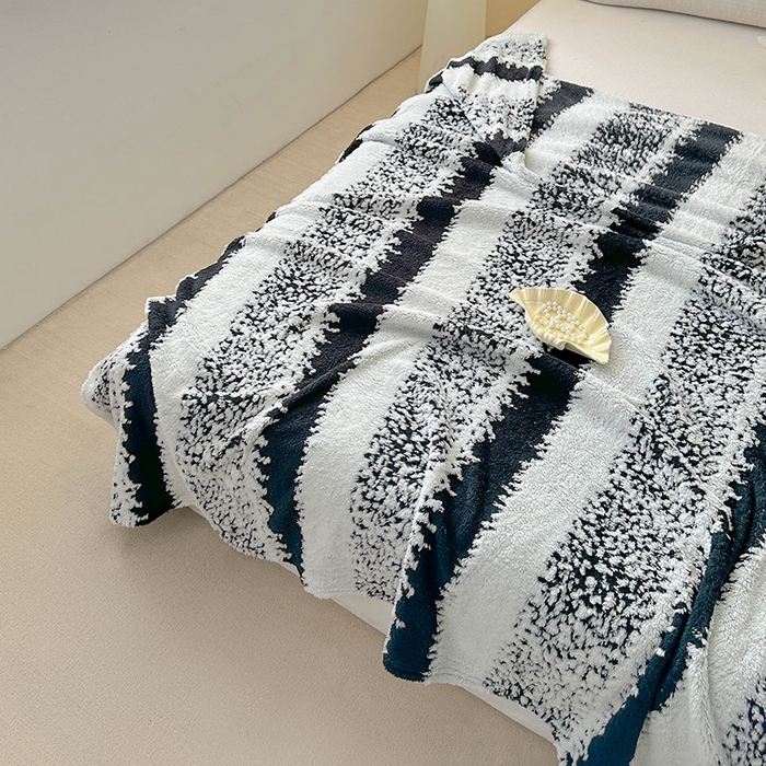 91家纺网 家纺一手货源 找家纺 枋梢家纺 2025新款ins风条纹阳离子提花保暖毛毯 墨白