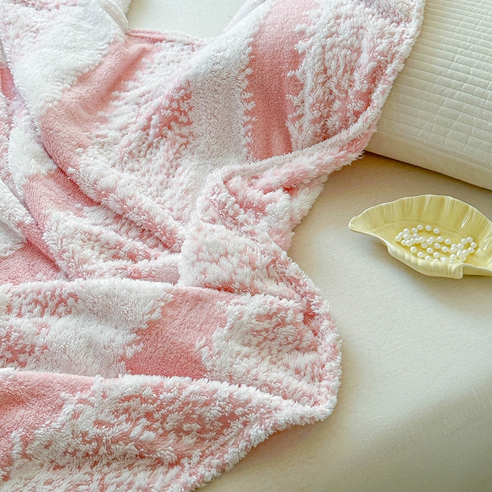 91家纺网 家纺一手货源 找家纺 枋梢家纺 2025新款ins风条纹阳离子提花保暖毛毯 樱粉