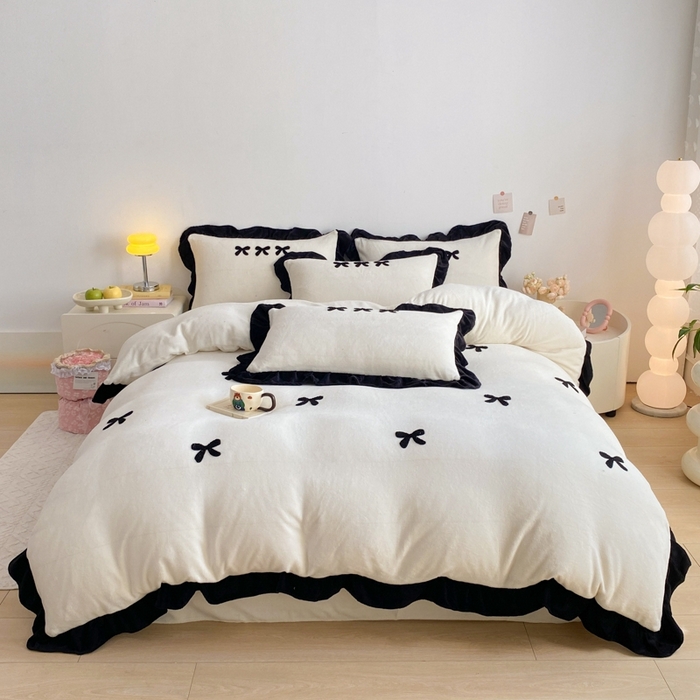 91家纺网 家纺一手货源 找家纺 梦莱斯2025新款黑边绣花牛奶绒四件套 蝴蝶结-白