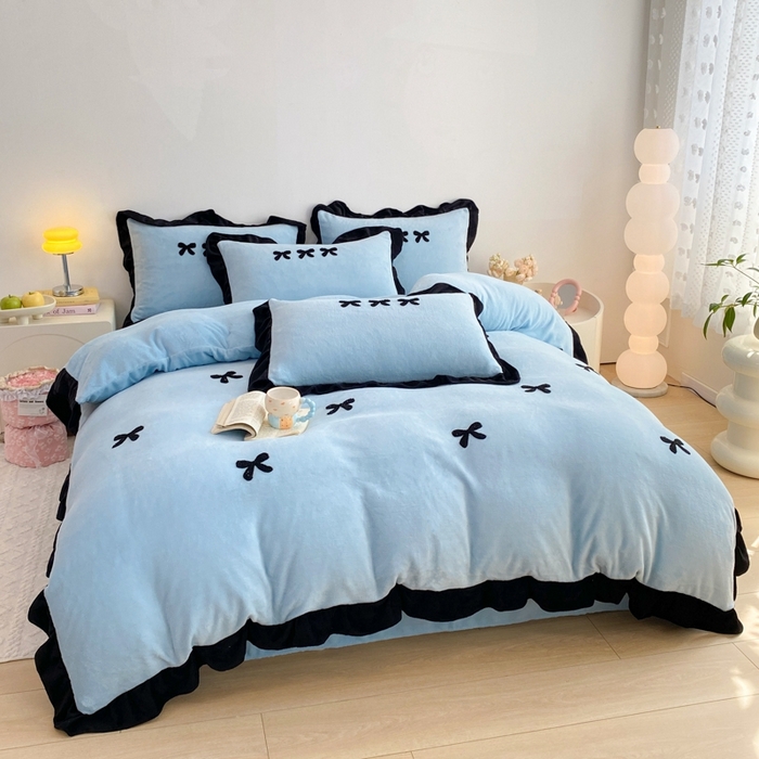 91家纺网 家纺一手货源 找家纺 梦莱斯2025新款黑边绣花牛奶绒四件套 蝴蝶结-蓝