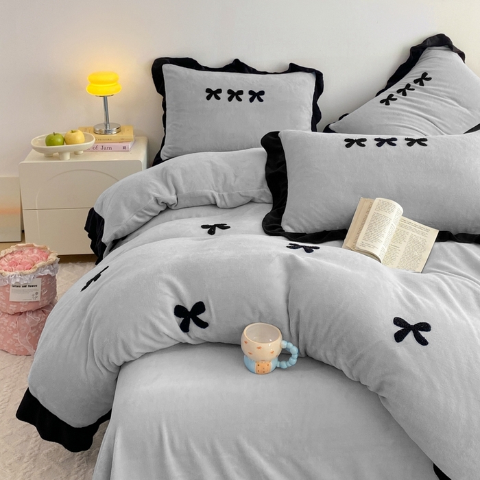 91家纺网 家纺一手货源 找家纺 梦莱斯2025新款黑边绣花牛奶绒四件套 蝴蝶结-灰