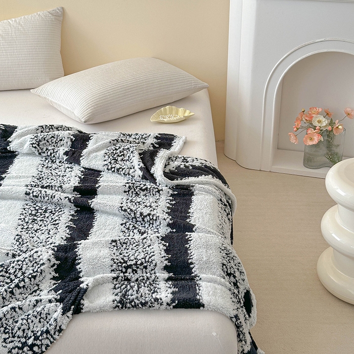91家纺网 家纺一手货源 找家纺 枋梢家纺 2025新款ins风条纹阳离子提花保暖毛毯 墨白