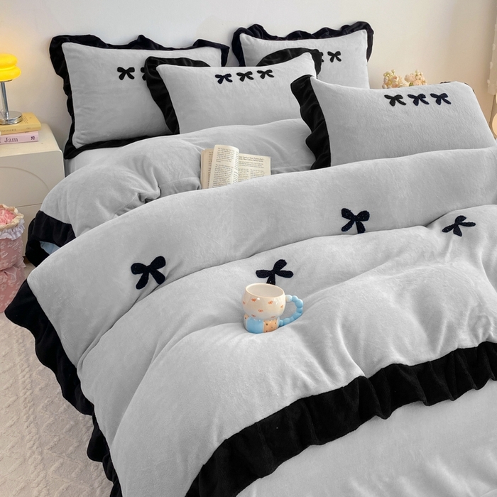 91家纺网 家纺一手货源 找家纺 梦莱斯2025新款黑边绣花牛奶绒四件套 蝴蝶结-灰