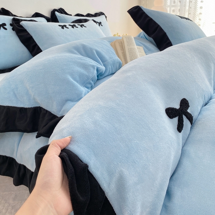 91家纺网 家纺一手货源 找家纺 梦莱斯2025新款黑边绣花牛奶绒四件套 蝴蝶结-蓝