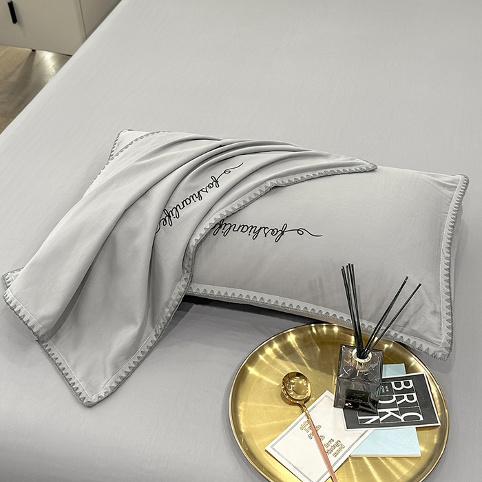 91家纺网 家纺一手货源 找家纺 2025新款13374全棉母婴级贝壳绣宽边枕套纯色刺绣三角针四件套全棉贡缎新疆长绒字母款 贝壳绣-绅士灰