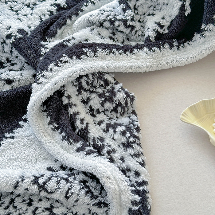 91家纺网 家纺一手货源 找家纺 枋梢家纺 2025新款ins风条纹阳离子提花保暖毛毯 墨白