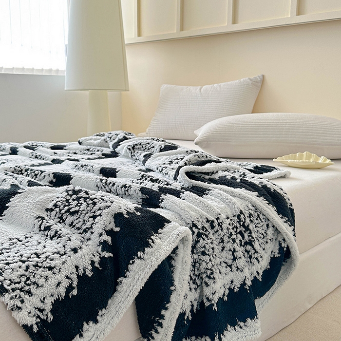 91家纺网 家纺一手货源 找家纺 枋梢家纺 2025新款ins风条纹阳离子提花保暖毛毯 墨白