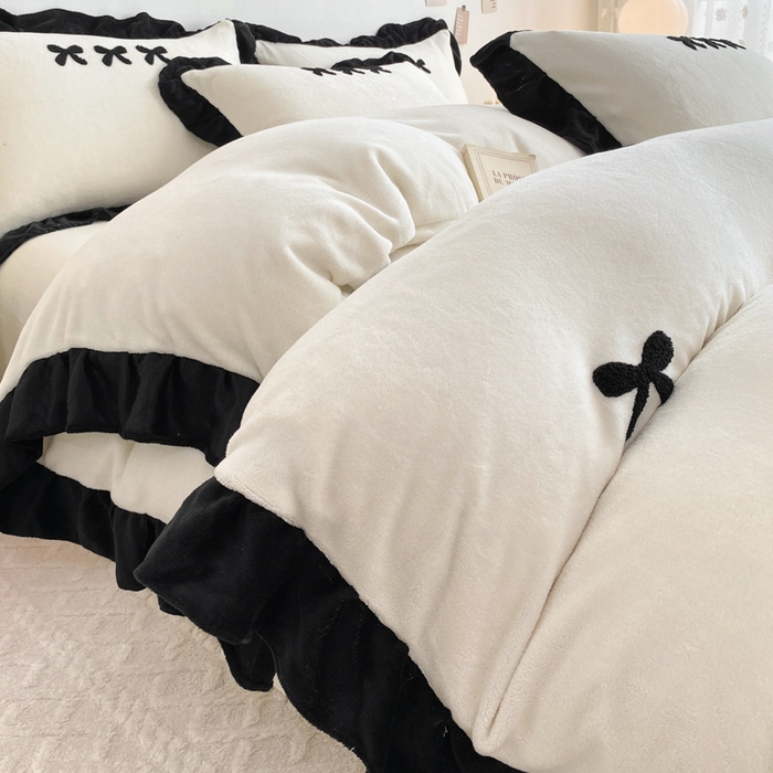 91家纺网 家纺一手货源 找家纺 梦莱斯2025新款黑边绣花牛奶绒四件套 蝴蝶结-白