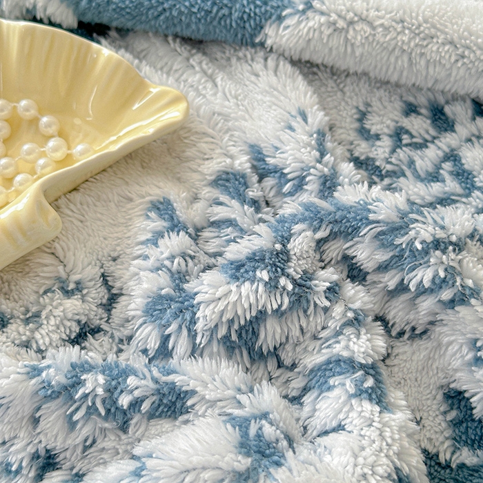 91家纺网 家纺一手货源 找家纺 枋梢家纺 2025新款ins风条纹阳离子提花保暖毛毯 蓝韵