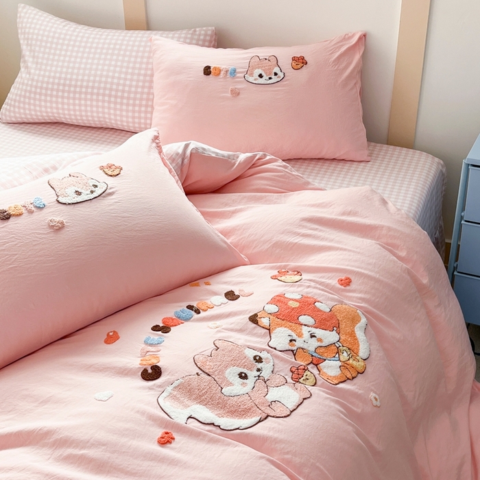 91家纺网 家纺一手货源 找家纺 青螺家纺 2025春夏新款云朵棉毛巾绣卡通可爱三件套四件套学生套件 松鼠MM 粉小格