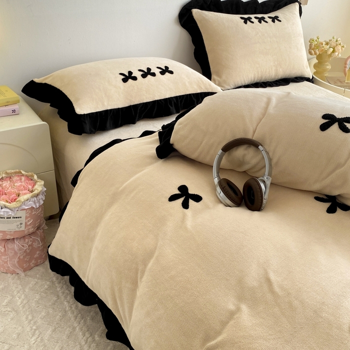 91家纺网 家纺一手货源 找家纺 梦莱斯2025新款黑边绣花牛奶绒四件套 蝴蝶结-咖