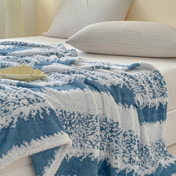 91家纺网 家纺一手货源 找家纺 枋梢家纺 2025新款ins风条纹阳离子提花保暖毛毯 蓝韵