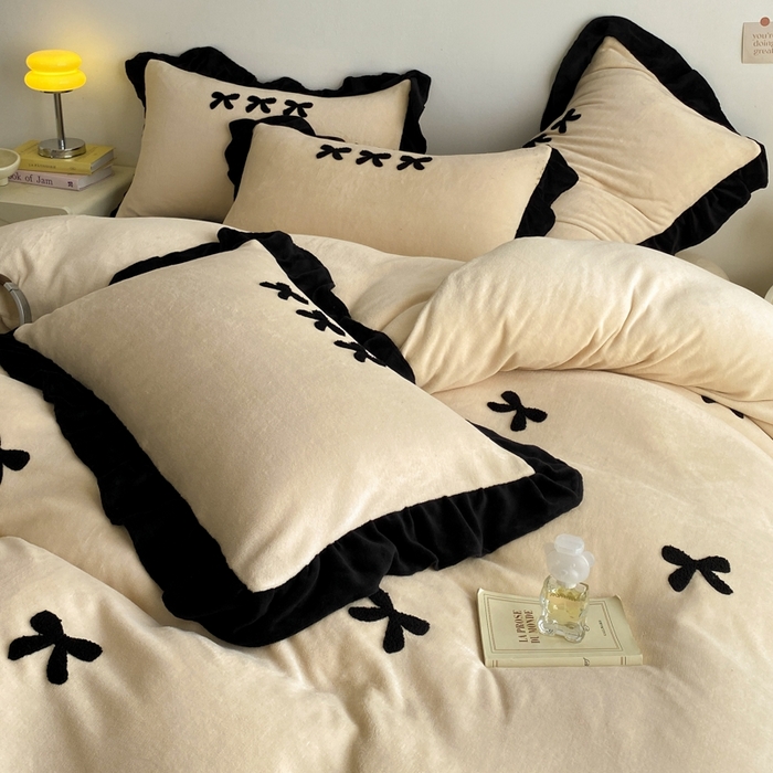 91家纺网 家纺一手货源 找家纺 梦莱斯2025新款黑边绣花牛奶绒四件套 蝴蝶结-咖