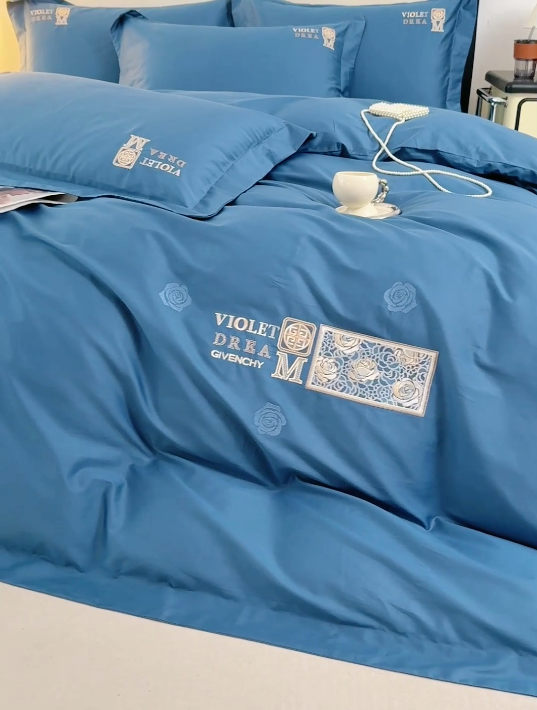 91家纺网 家纺一手货源 找家纺 优姿家纺2025新品高端加密全棉100支绣花宽边四件套 玫瑰花簇宝石蓝