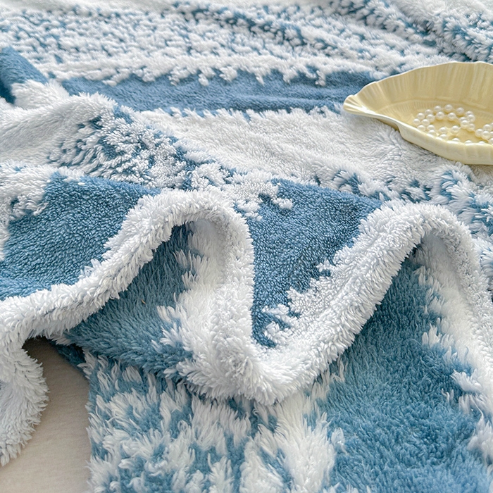 91家纺网 家纺一手货源 找家纺 枋梢家纺 2025新款ins风条纹阳离子提花保暖毛毯 蓝韵