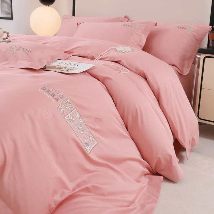 91家纺网 家纺一手货源 找家纺 优姿家纺2025新品高端加密全棉100支绣花宽边四件套 玫瑰花簇粉色