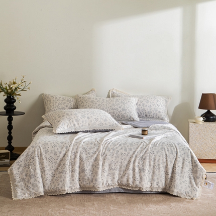 91家纺网 家纺一手货源 找家纺 玛德琳 2025新款双层纱大豆夏凉被空调被夏被四件套 春风里