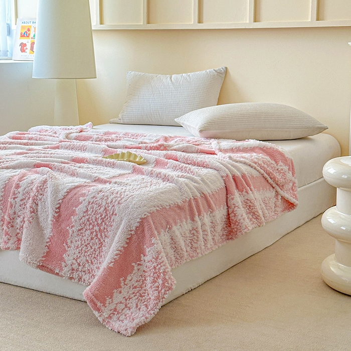 91家纺网 家纺一手货源 找家纺 枋梢家纺 2025新款ins风条纹阳离子提花保暖毛毯 樱粉