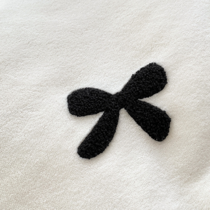 91家纺网 家纺一手货源 找家纺 梦莱斯2025新款黑边绣花牛奶绒四件套 蝴蝶结-白