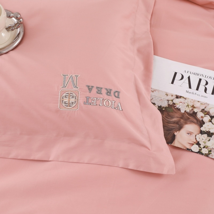 91家纺网 家纺一手货源 找家纺 优姿家纺2025新品高端加密全棉100支绣花宽边四件套 玫瑰花簇粉色