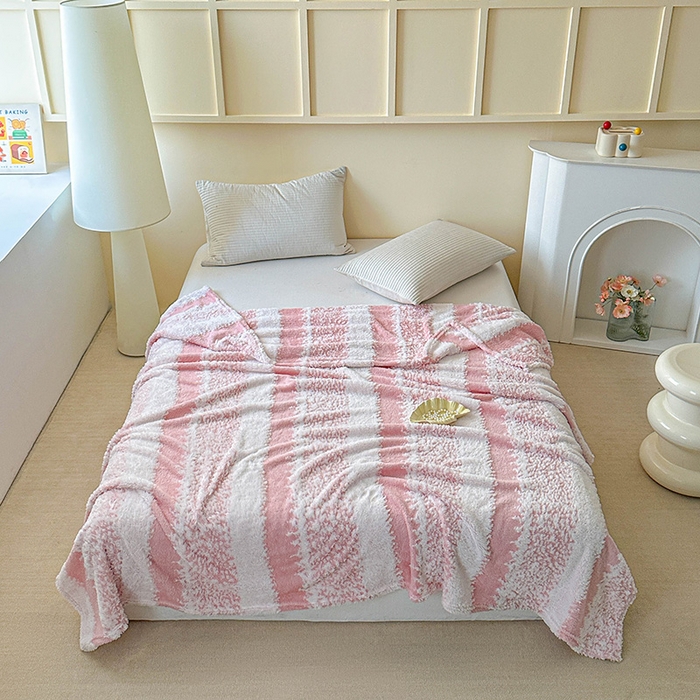 91家纺网 家纺一手货源 找家纺 枋梢家纺 2025新款ins风条纹阳离子提花保暖毛毯 樱粉