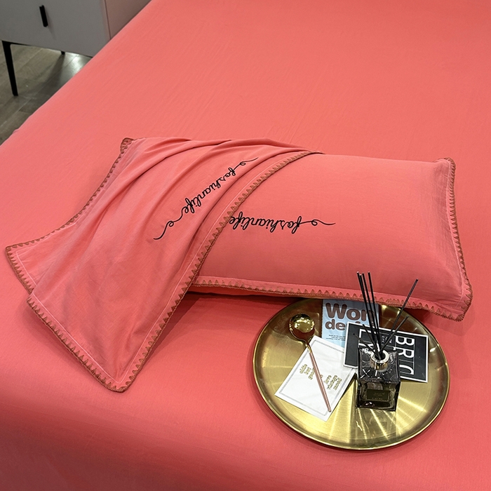 91家纺网 家纺一手货源 找家纺 （总）2025新款13374全棉母婴级贝壳绣宽边枕套纯色刺绣三角针四件套全棉贡缎新疆长绒字母款