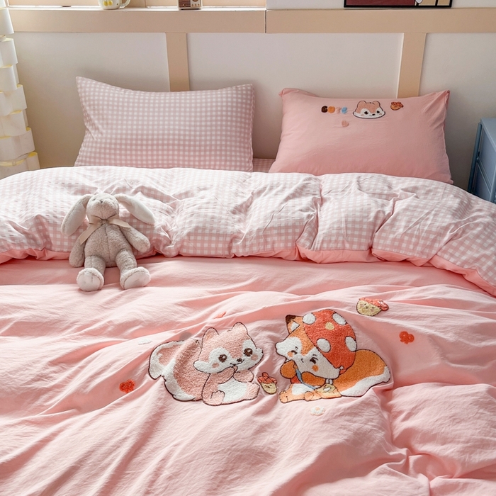 91家纺网 家纺一手货源 找家纺 青螺家纺 2025春夏新款云朵棉毛巾绣卡通可爱三件套四件套学生套件 松鼠MM 粉小格