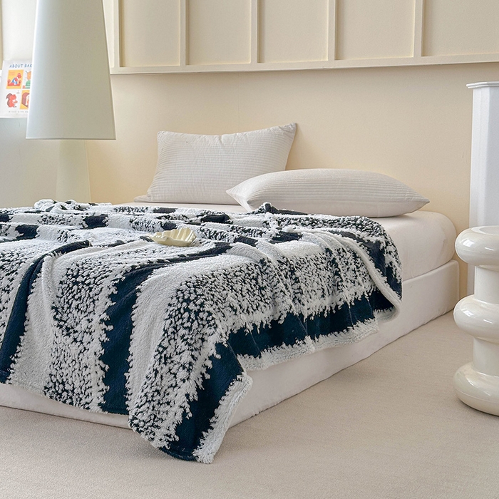 91家纺网 家纺一手货源 找家纺 枋梢家纺 2025新款ins风条纹阳离子提花保暖毛毯 墨白