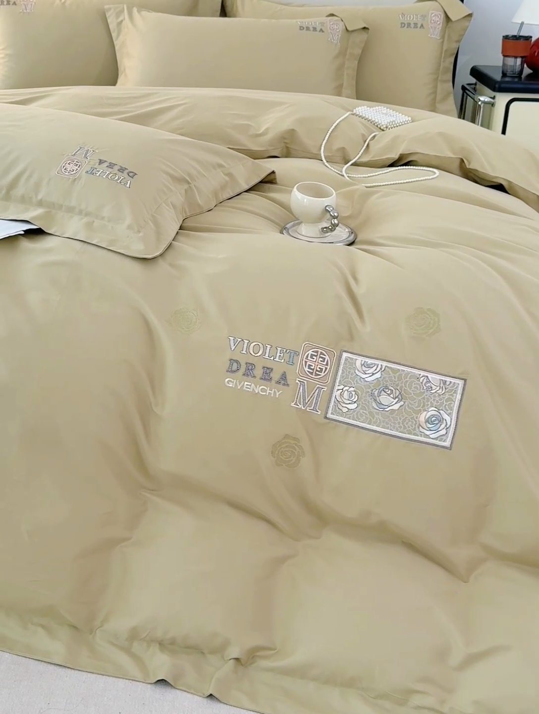 91家纺网 家纺一手货源 找家纺 优姿家纺2025新品高端加密全棉100支绣花宽边四件套 玫瑰花簇森林绿