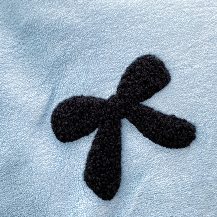 91家纺网 家纺一手货源 找家纺 梦莱斯2025新款黑边绣花牛奶绒四件套 蝴蝶结-蓝