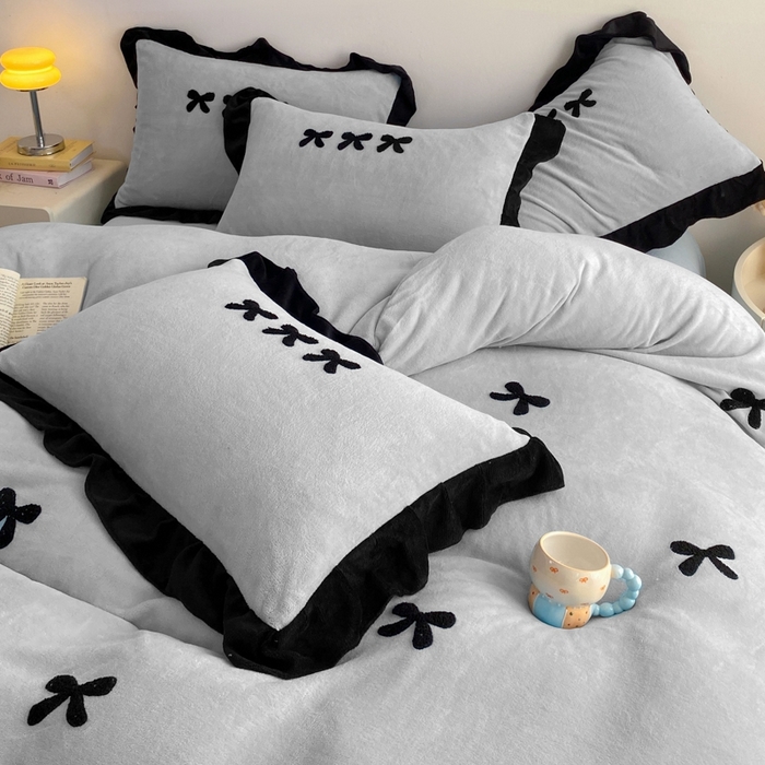 91家纺网 家纺一手货源 找家纺 梦莱斯2025新款黑边绣花牛奶绒四件套 蝴蝶结-灰